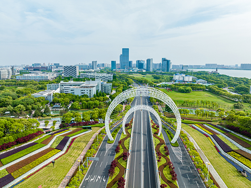 圖為蘇州工業(yè)園區(qū)星湖街鋼結(jié)構(gòu)雕塑。