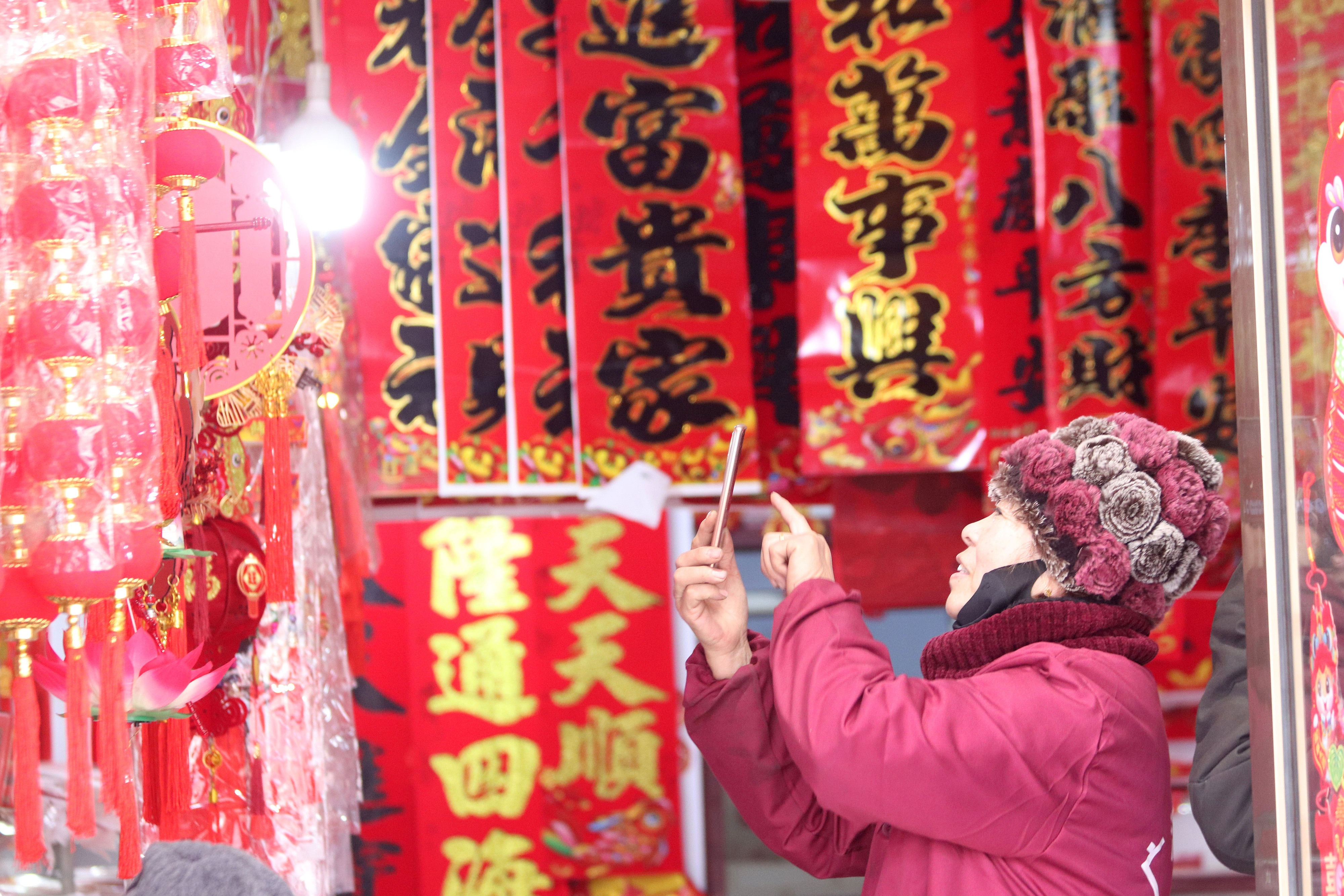 2025年1月5日，在山東省高密市夏莊鎮(zhèn)東李家村，商戶使用手機(jī)推銷(xiāo)新春飾品。