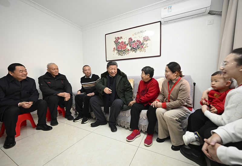 2025年1月23日上午，習(xí)近平總書記在遼寧沈陽大東區(qū)長安街道長安小區(qū)考察時，走進居民郎素蘭家中看望。