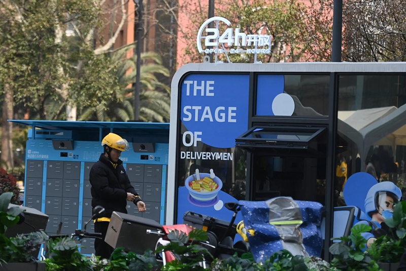 2024年3月15日，位于浙江杭州城西銀泰城廣場(chǎng)的“小哥驛站”正式啟用，網(wǎng)約車(chē)司機(jī)等新就業(yè)形態(tài)勞動(dòng)者可在此短暫休憩、補(bǔ)給。