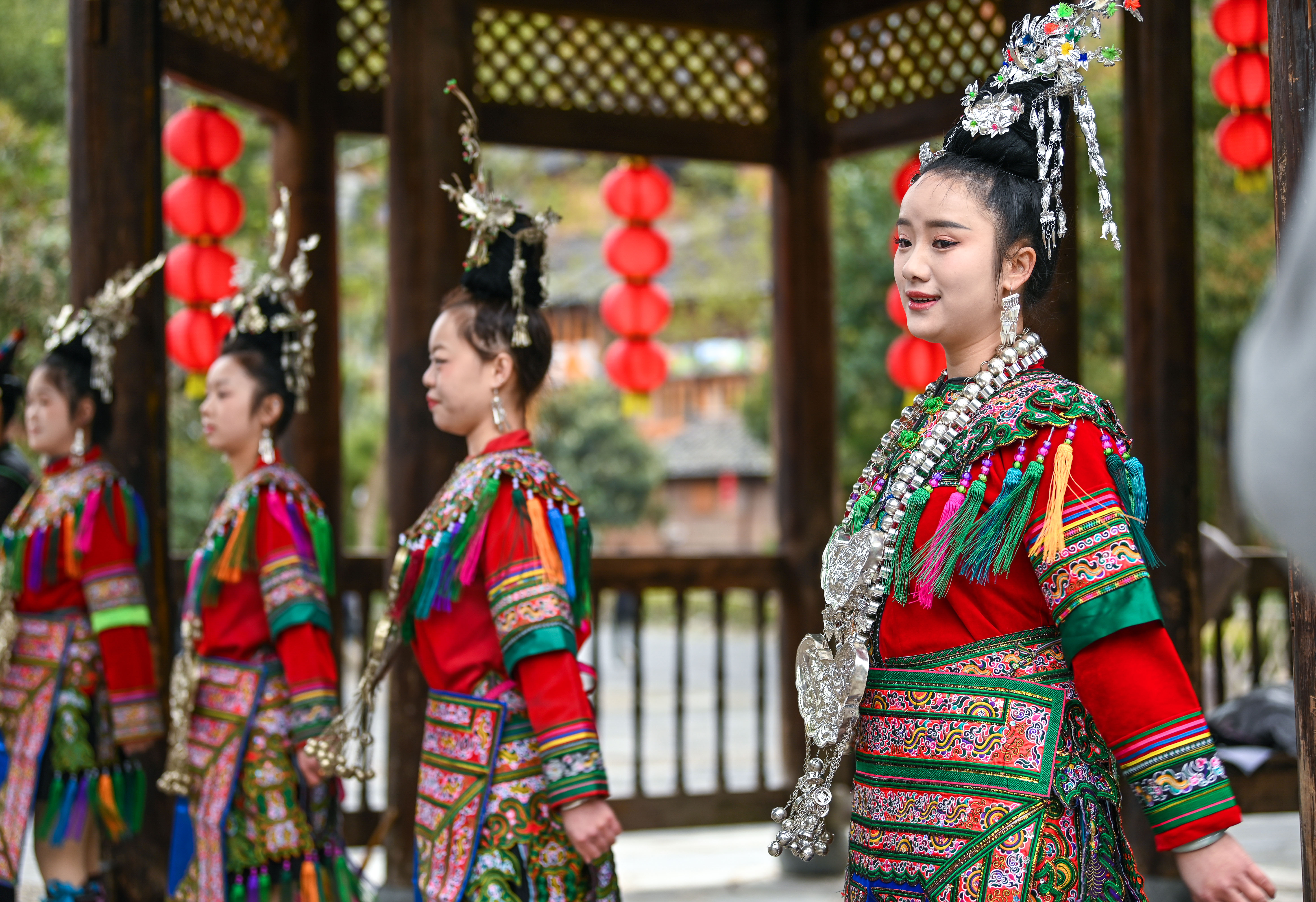  2025年3月18日，侗族群眾在貴州省黎平縣肇興侗寨給游客演唱侗族大歌。