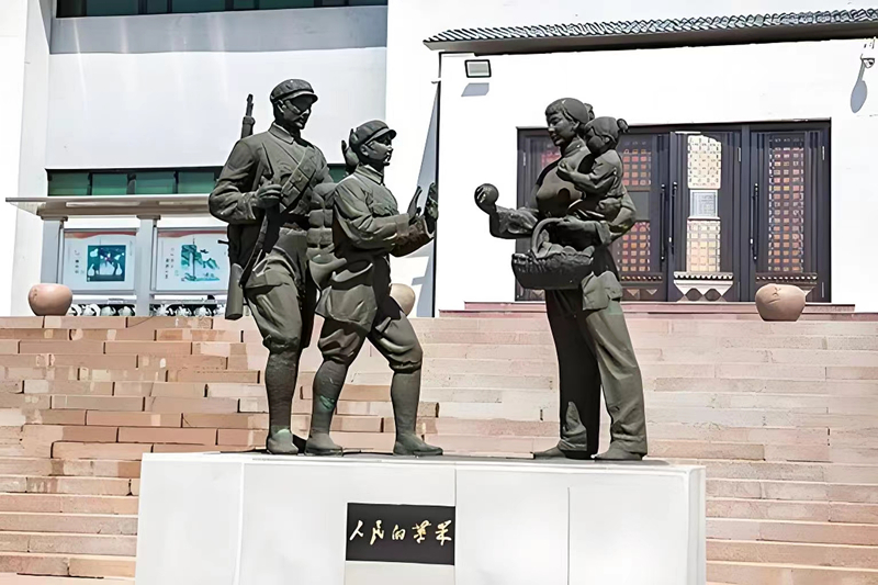 錦州蘋果廉政文化展覽館前的《人民的蘋果》主題雕塑。（由遼沈戰(zhàn)役紀(jì)念館供圖）