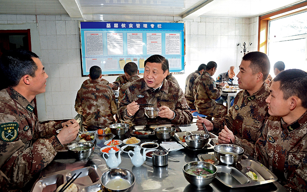 2014年1月26日，習(xí)近平主席專程來到內(nèi)蒙古軍區(qū)邊防某部，親切看望慰問戍邊官兵。這是在連隊食堂，習(xí)近平主席同戰(zhàn)士們一起用餐。