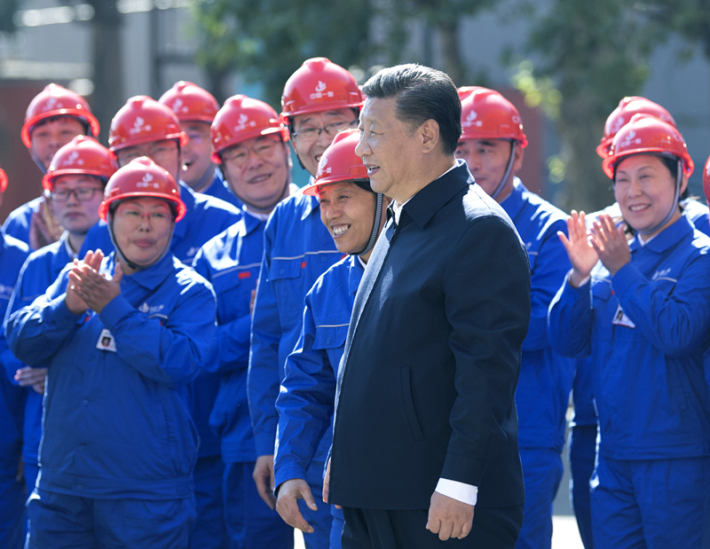 2018年9月26日，在中國一重集團，習(xí)近平總書記走到工人中間，同大家親切交流。