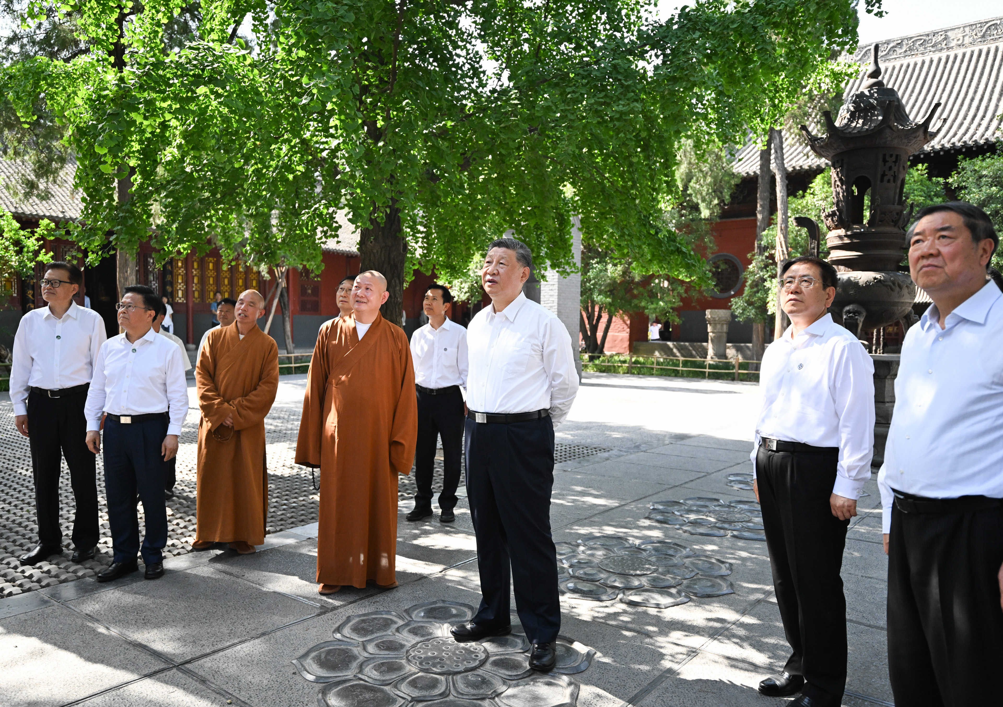 5月19日至20日，中共中央總書記、國家主席、中央軍委主席習近平在河南考察。這是19日下午，習近平在洛陽白馬寺考察。新華社記者 燕雁 攝