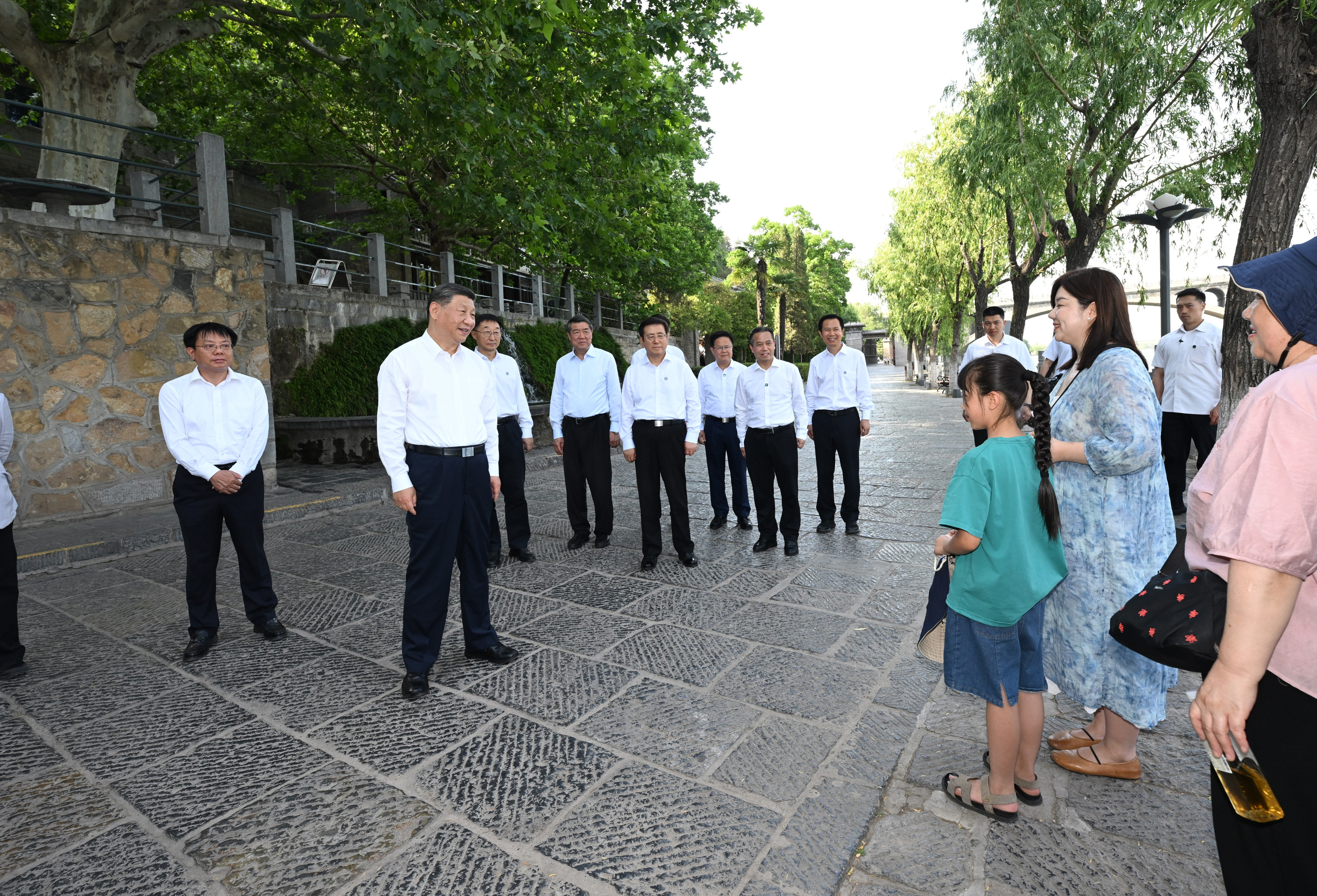 5月19日至20日，中共中央總書記、國家主席、中央軍委主席習近平在河南考察。這是19日下午，習近平在洛陽龍門石窟考察時，同游客親切交流。新華社記者 謝環(huán)馳 攝