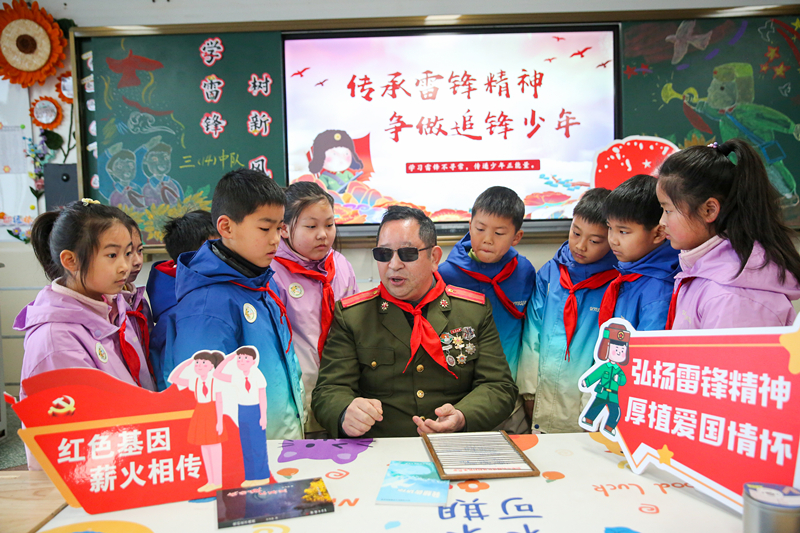2025年3月3日，江蘇南通如皋市安定小學(xué)里，傷殘軍人許波銀在思政小課堂上向?qū)W生講述雷鋒故事。
