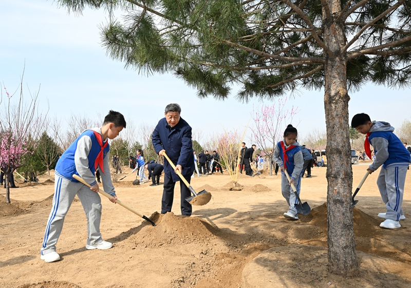 2025年4月3日，習(xí)近平總書記來(lái)到北京豐臺(tái)區(qū)永定河畔參加首都義務(wù)植樹活動(dòng)。