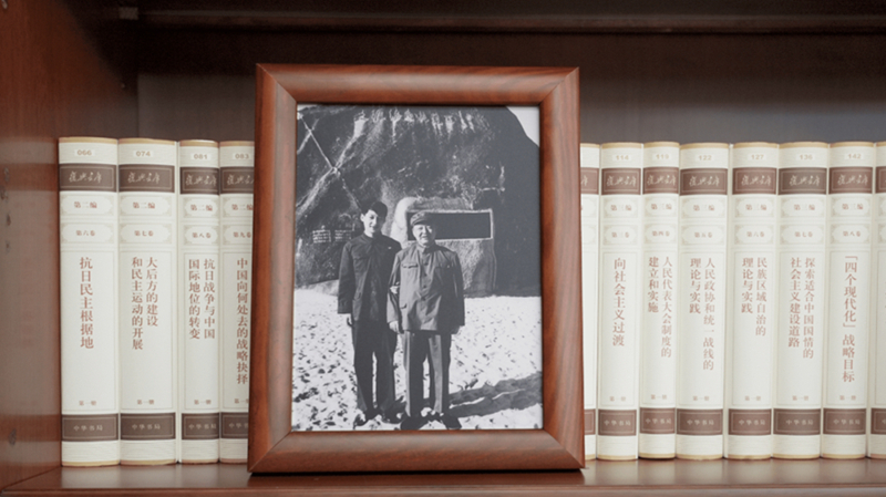 2022年12月31日，習(xí)近平辦公室的書(shū)架上擺放著他和父親的合影。
