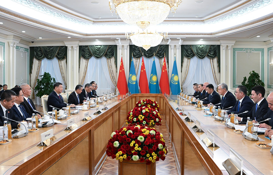當?shù)貢r間6月16日下午，哈薩克斯坦總統(tǒng)托卡耶夫同中國國家主席習近平在阿斯塔納總統(tǒng)府舉行會談。