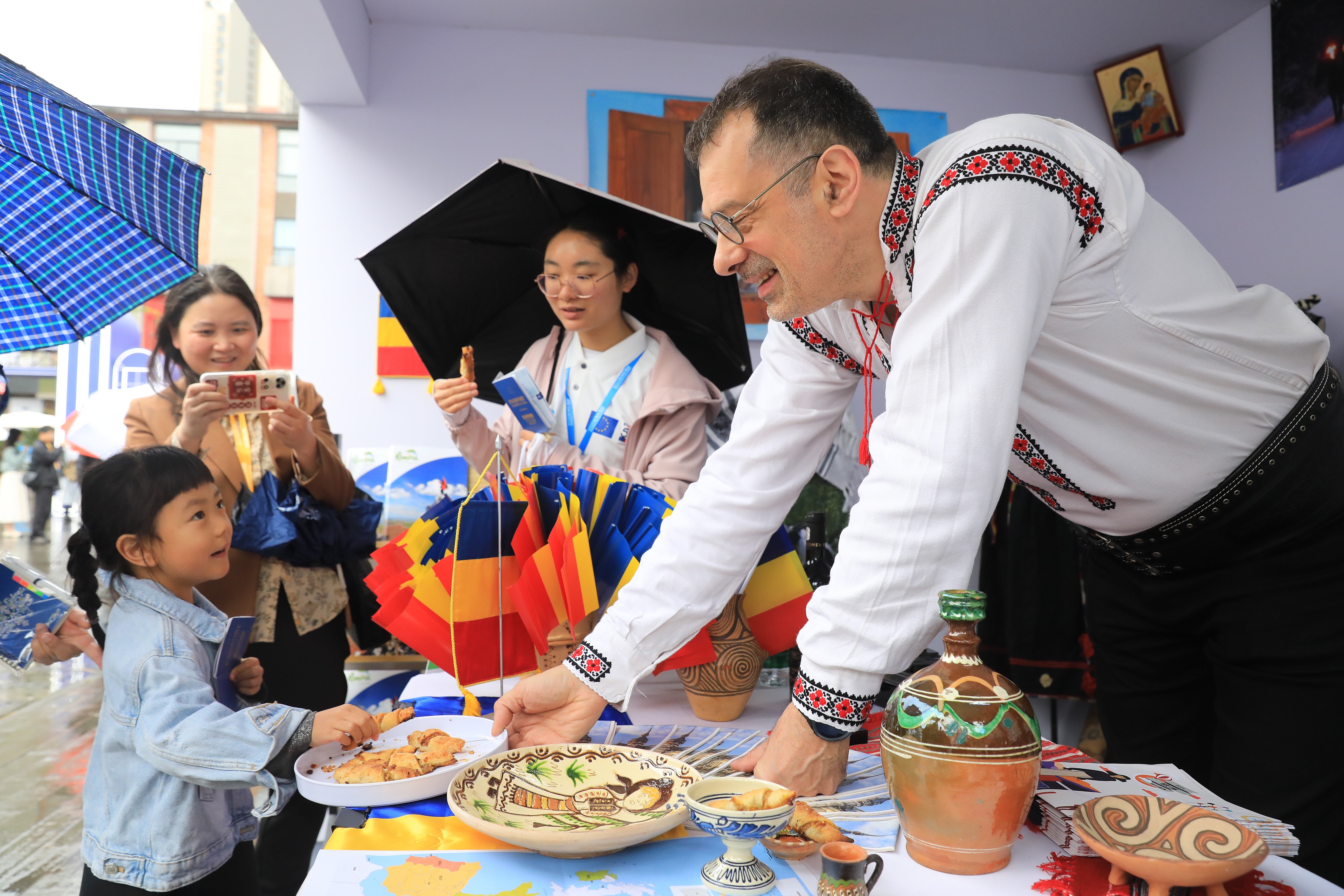 2025年4月12日，四川省成都市“2025成都·歐洲文化季”活動融匯藝術(shù)、音樂、美食與互動體驗(yàn)，為民眾打造了一場“沉浸式”文化嘉年華。