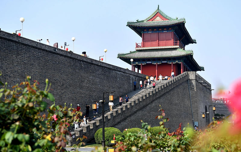 2024年9月16日，游客在河北省石家莊市正定古城游玩。