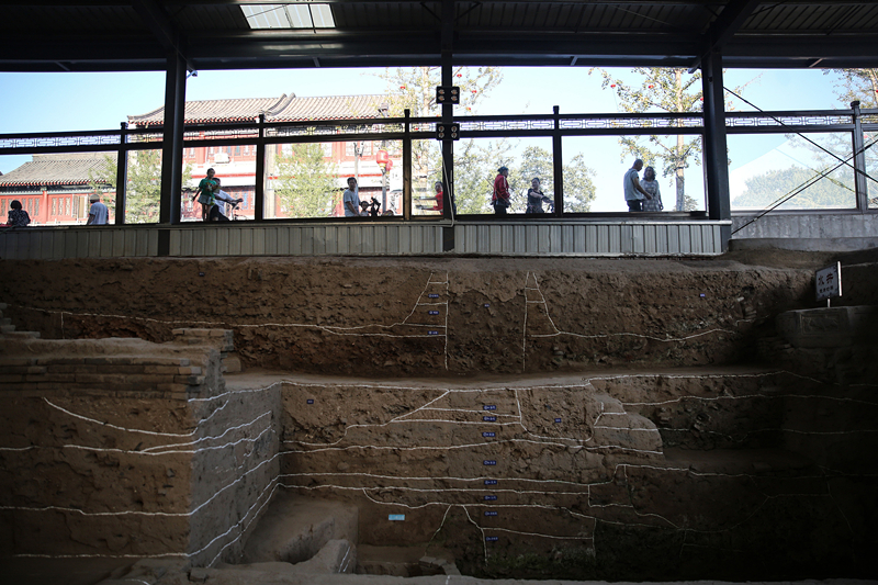 2019年9月7日，人們透過(guò)玻璃幕墻看開(kāi)元寺南廣場(chǎng)遺址考古現(xiàn)場(chǎng)。