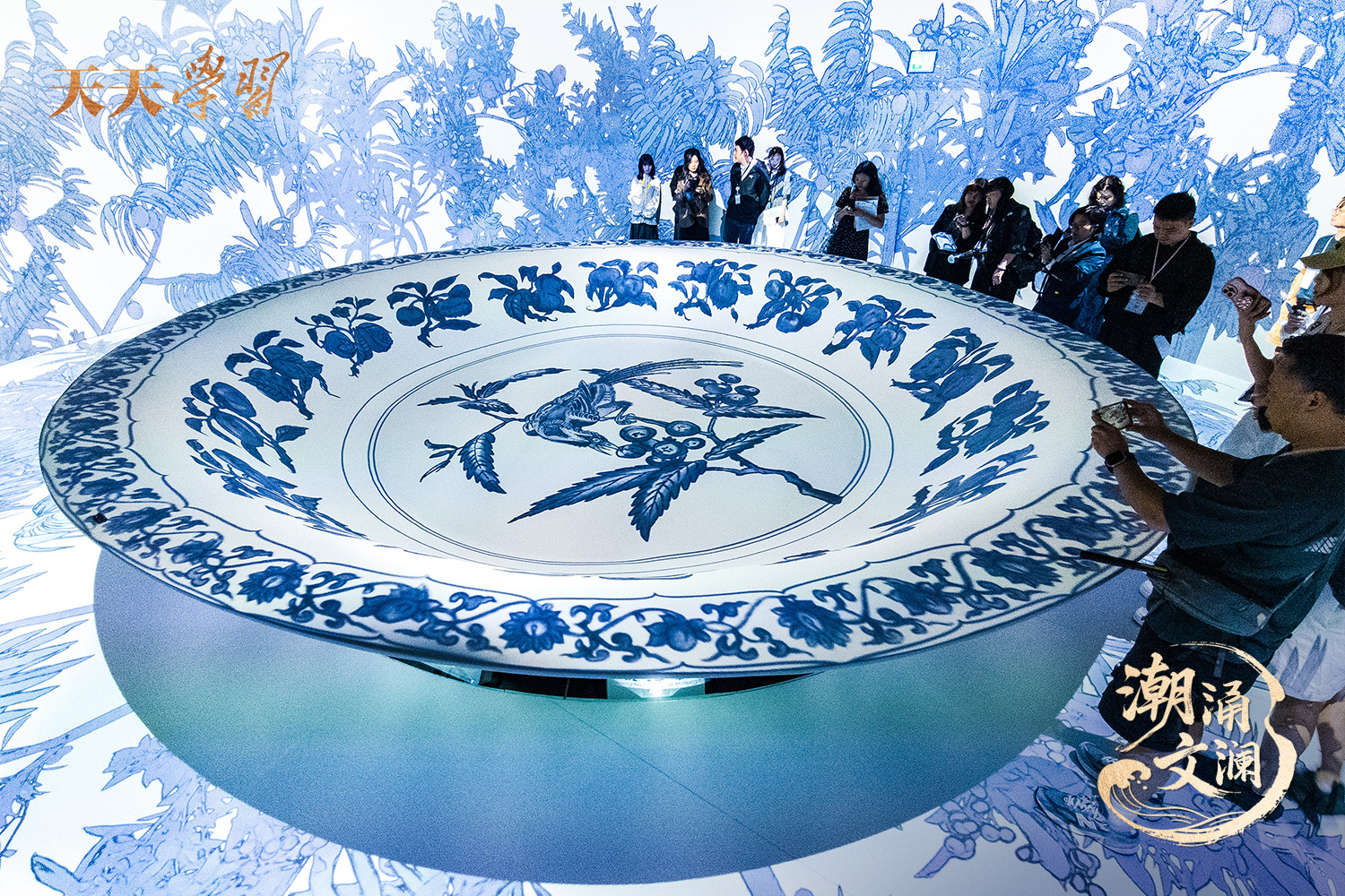 2025年5月13日，“‘紋’以載道——故宮博物院沉浸式數(shù)字體驗展”亮相香港故宮文化博物館。