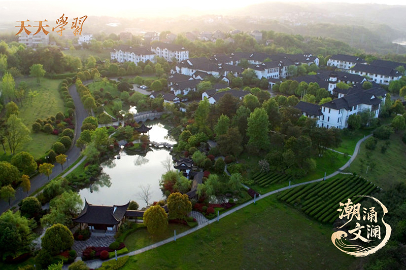 如今，越劇不僅活躍在嵊州人日常生活的一個(gè)個(gè)角落，也深深烙印在嵊州人的精神血脈之中。圖為古色古香的嵊州越劇藝術(shù)學(xué)校。