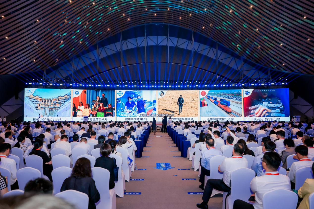 2025年中國(guó)網(wǎng)絡(luò)文明大會(huì)《走好網(wǎng)上群眾路線(xiàn)百個(gè)成績(jī)突出賬號(hào)推選活動(dòng)成果》發(fā)布現(xiàn)場(chǎng)。