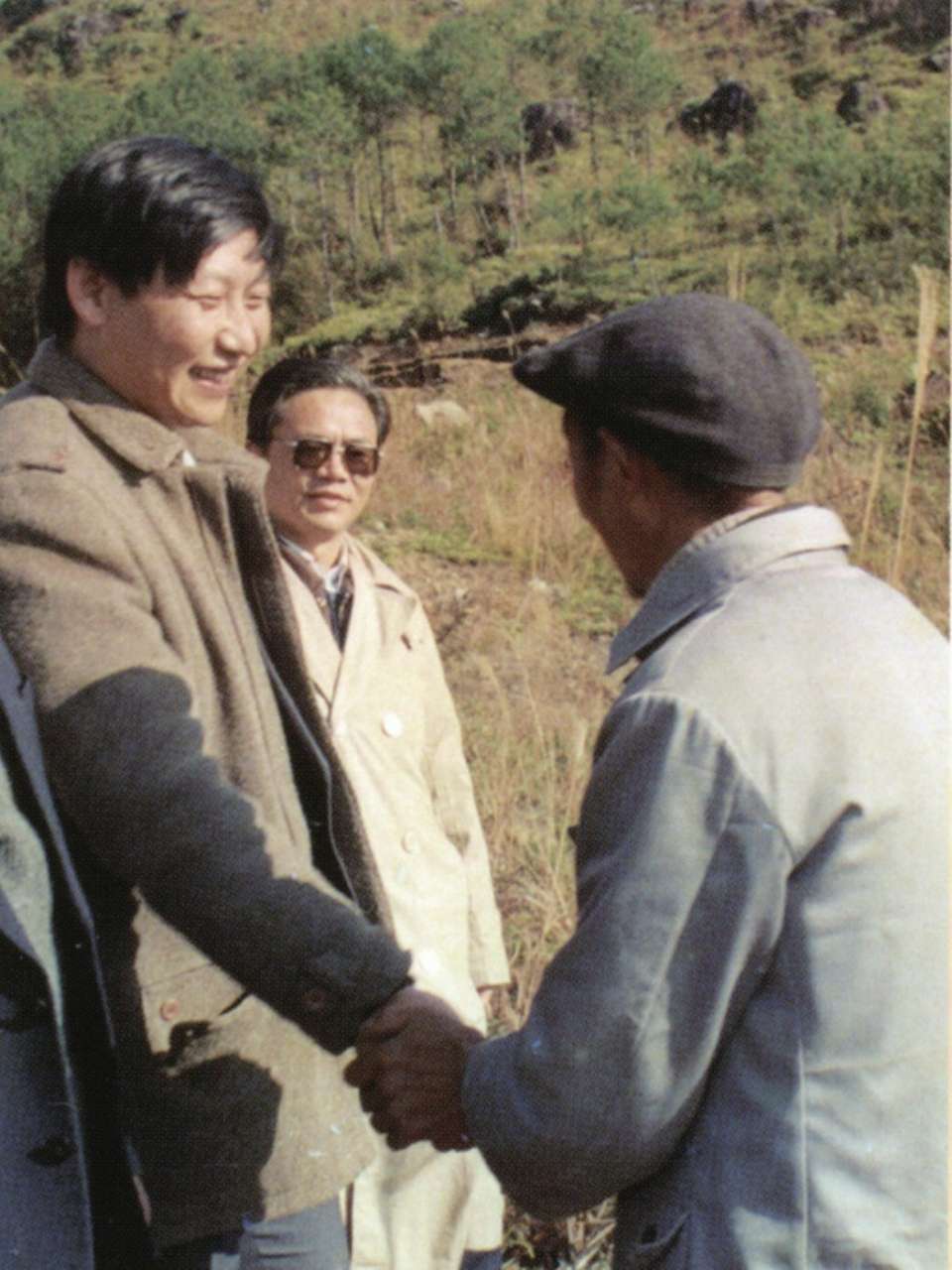 1989年1月，習近平到周寧縣走訪種林專業(yè)戶。（圖源：《習近平在寧德》）