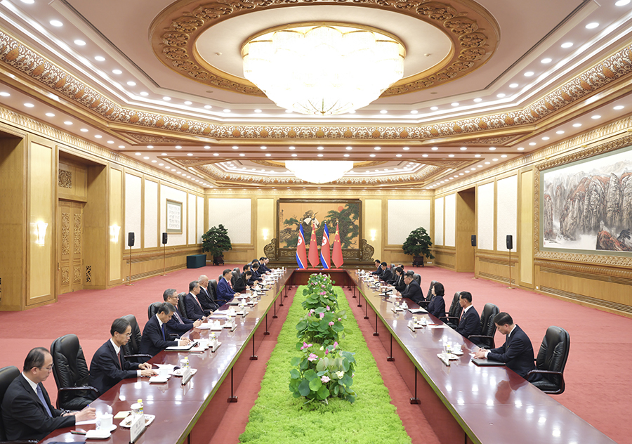 9月4日晚，中共中央總書記、國(guó)家主席習(xí)近平在北京人民大會(huì)堂同來華出席紀(jì)念中國(guó)人民抗日戰(zhàn)爭(zhēng)暨世界反法西斯戰(zhàn)爭(zhēng)勝利80周年活動(dòng)的朝鮮勞動(dòng)黨總書記、國(guó)務(wù)委員長(zhǎng)金正恩舉行會(huì)談。