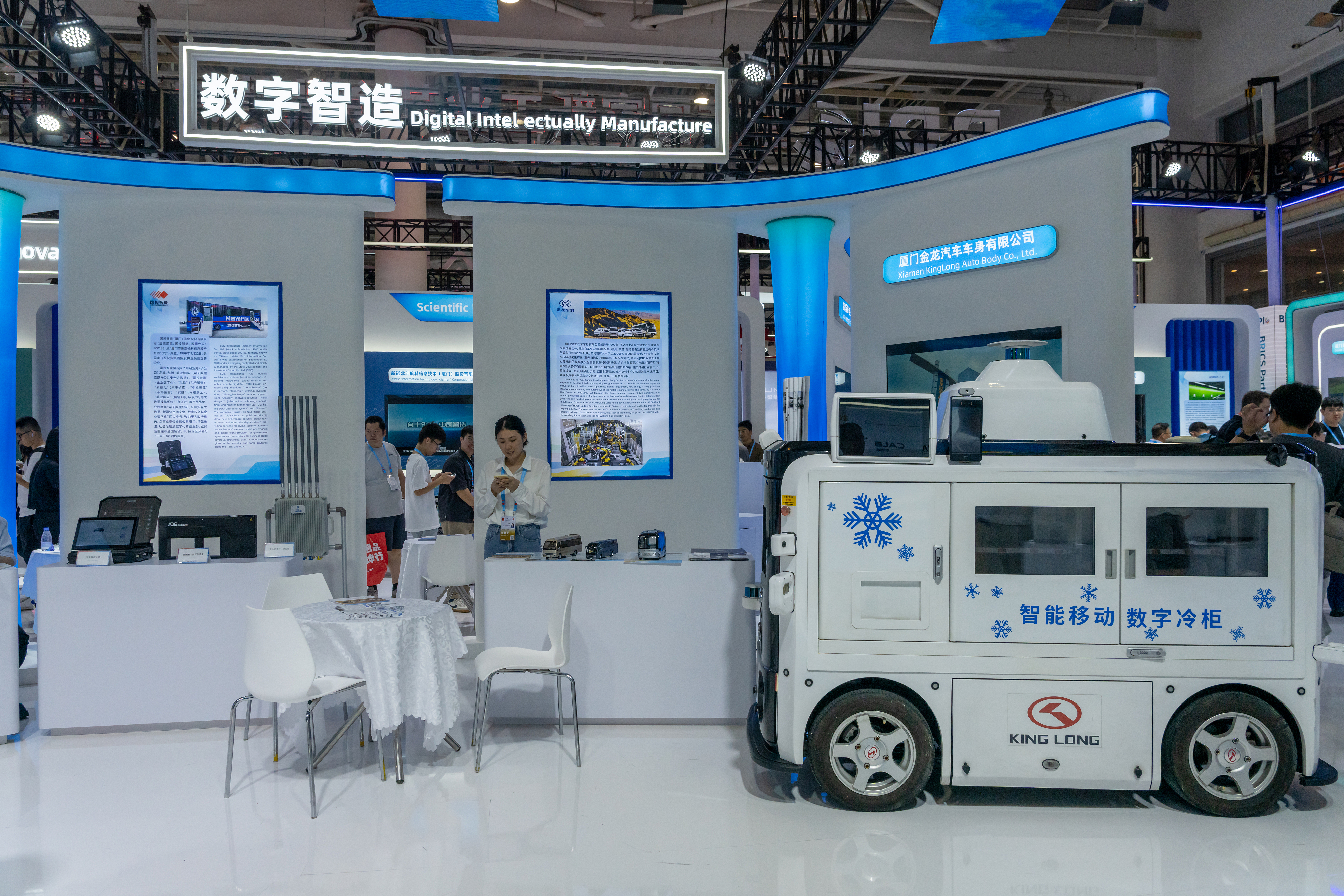 2024年9月9日，福建廈門，觀眾在金磚國(guó)家新工業(yè)革命伙伴關(guān)系創(chuàng)新基地展位參觀、洽談。