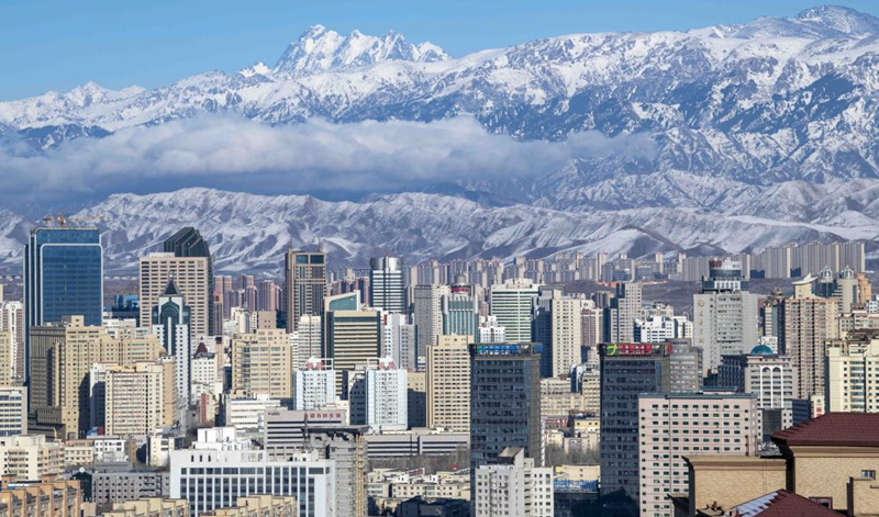天山腳下的烏魯木齊市城區(qū)一角。