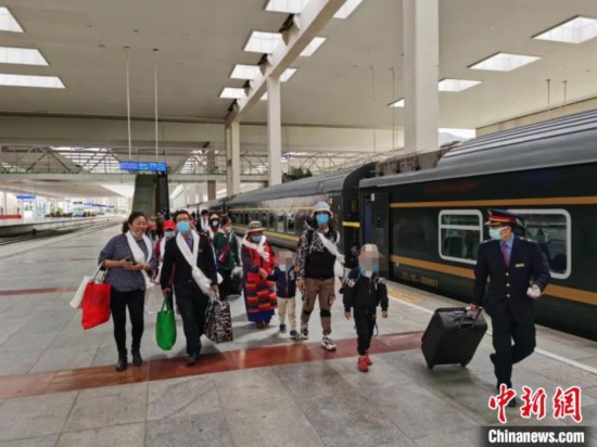 圖為拉薩車站工作人員為西藏先心病患兒和陪同人員提供“綠色”接力幫扶，并開通了專門通道，讓他們快速進站上車。拉薩車站 供圖