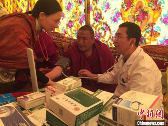 圖為馬少元(右一)在基層開(kāi)展義診。青海省第四人民醫(yī)院供圖