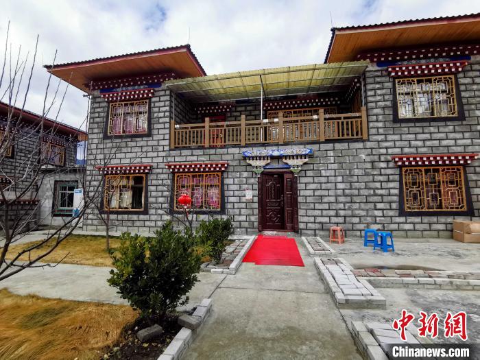 圖為林芝米林縣羌納鄉(xiāng)西嘎村村民家家戶戶發(fā)展庭院經(jīng)濟，院內(nèi)種滿了各種果樹?！≮w延 攝