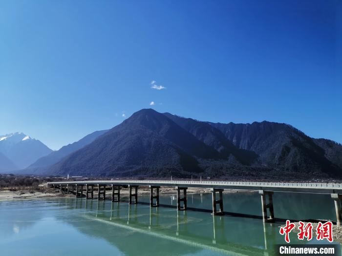 圖為現(xiàn)在已經(jīng)通車的魯霞大橋?！≮w延 攝