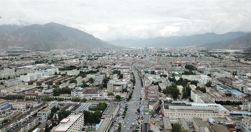 8月10日無人機(jī)拍攝的拉薩城市一景。新華社記者 王益亮 攝.jpg