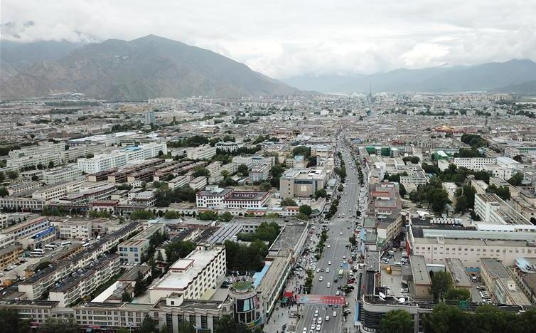 8月10日無人機(jī)拍攝的拉薩城市一景。新華社記者 王益亮 攝.jpg