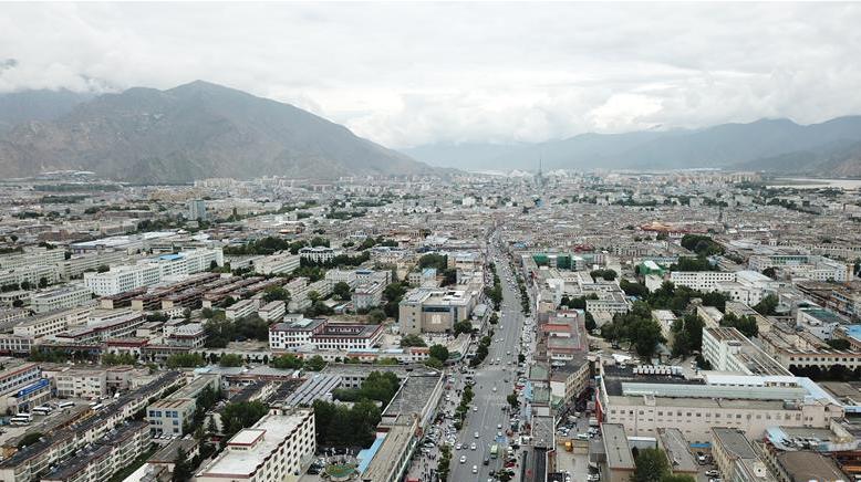 8月10日無人機(jī)拍攝的拉薩城市一景。新華社記者 王益亮 攝.jpg