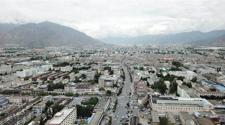 8月10日無人機拍攝的拉薩城市一景。新華社記者 王益亮 攝.jpg