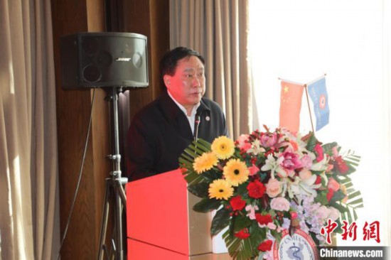 圖為中國非公立醫(yī)療機(jī)構(gòu)協(xié)會(huì)常務(wù)副會(huì)長兼秘書長郝德明致辭。　韓相澤 攝