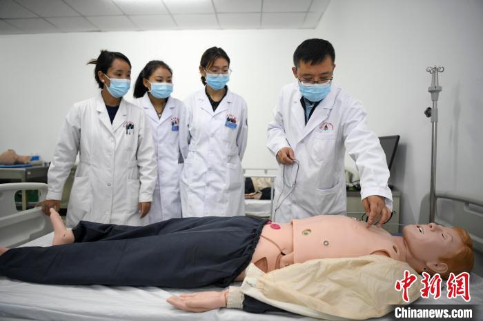 湖南中醫(yī)藥大學(xué)第一附屬醫(yī)院腦病科援藏醫(yī)生高曉峰(右一)為學(xué)生們進(jìn)行體格檢查教學(xué)?！钊A峰 攝