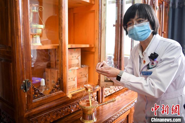 湖南中醫(yī)藥大學(xué)第一附屬醫(yī)院外治科援藏醫(yī)生譚濤介紹中醫(yī)和藏醫(yī)向結(jié)合的霍爾麥療法?！钊A峰 攝