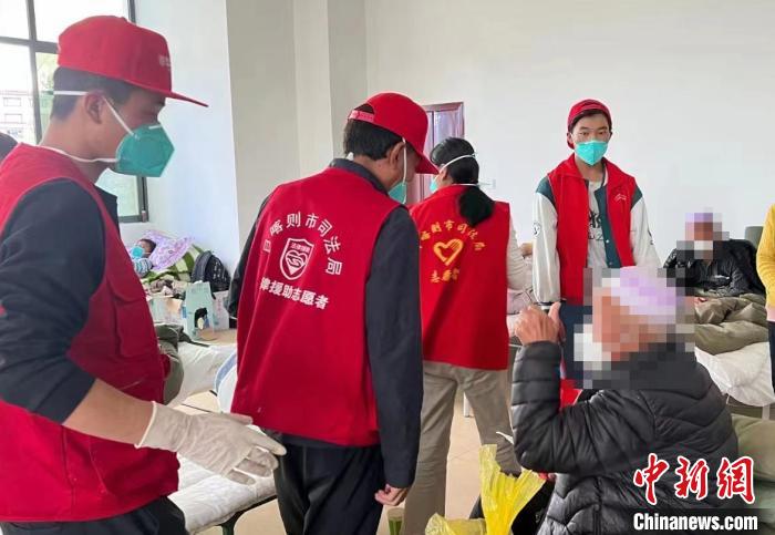 圖為得到妥善安置周到的服務(wù)，患者向志愿者豎起大拇指?！∪湛t市委宣傳部供圖