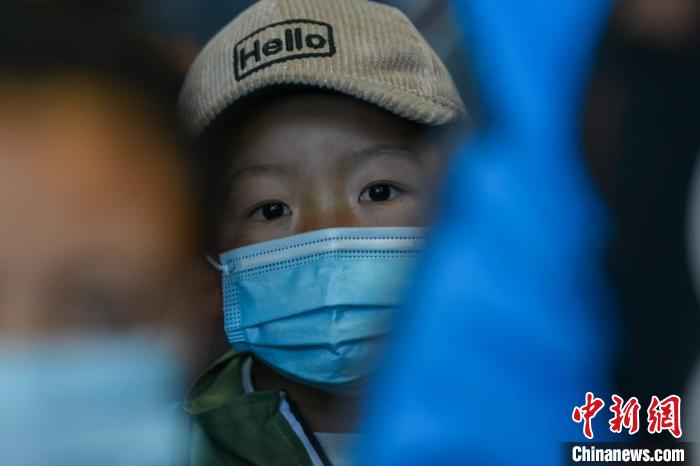 醫(yī)生介紹，孩子們治療后再遵醫(yī)囑服用一段時間藥物后，便可康復。　江飛波 攝