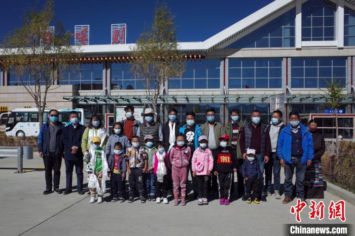 10位接受先心病治療的孩子及家長、工作人員等在日喀則和平機場合影。　江飛波 攝