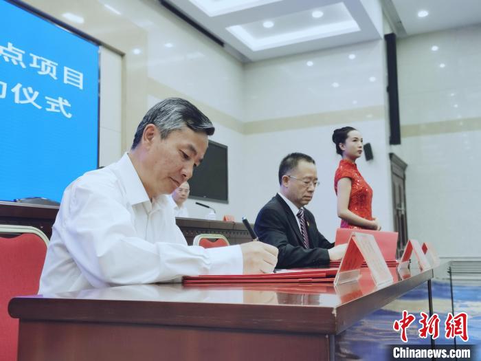 圖為青海省副省長匡湧(左)簽訂合作共建區(qū)域醫(yī)療中心框架協(xié)議?！?zhí)砀?攝