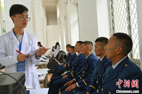 圖為研究團(tuán)隊(duì)成員登記消防員信息。　趙朗 攝