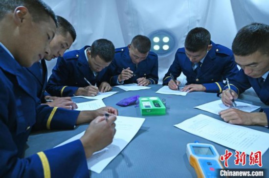 圖為消防員在高壓氧艙內(nèi)填寫問卷?！≮w朗 攝