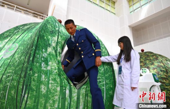 圖為參與完測試，消防員走出高壓氧倉?！≮w朗 攝