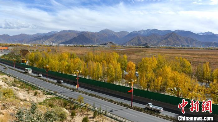 從拉薩北面看拉魯濕地和布達(dá)拉宮。　江飛波 攝