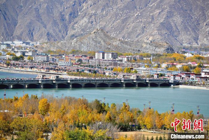 10月25日，被秋色點(diǎn)綴的拉薩河?！〗w波 攝