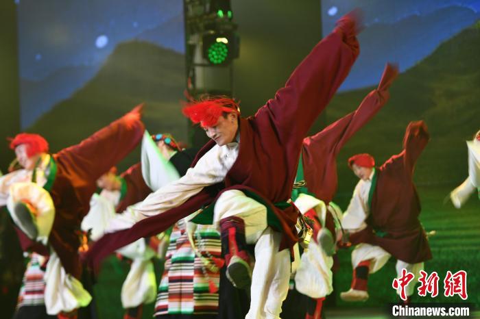 圖為演員在聯(lián)歡晚會(huì)上表演?！∝暩聛?lái)松 攝