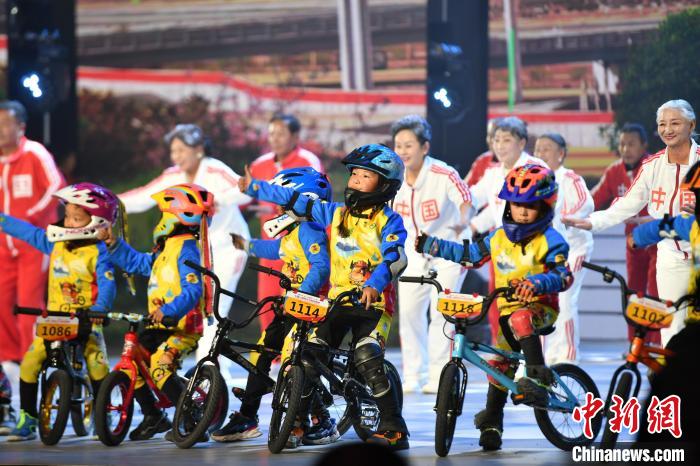 圖為拉薩市春節(jié)藏歷新年聯(lián)歡晚會(huì)錄制現(xiàn)場(chǎng)?！∝暩聛?lái)松 攝