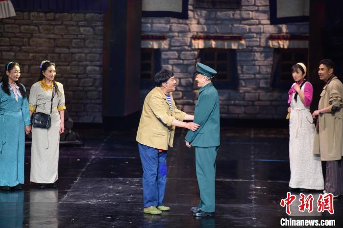 圖為西藏本土話劇《八廓街北院》演出現(xiàn)場。　劉瑤 攝