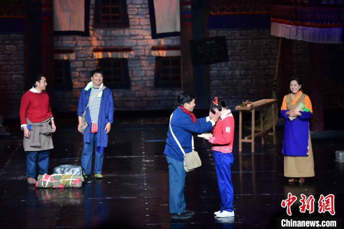 圖為西藏本土話劇《八廓街北院》演出現(xiàn)場?！∝暩聛硭?攝
