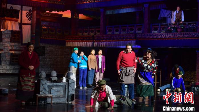 圖為西藏本土話劇《八廓街北院》演出現(xiàn)場。　貢嘎來松 攝