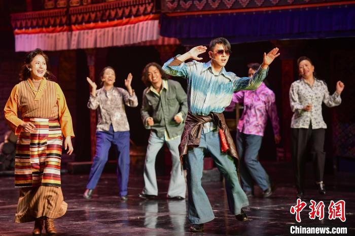 圖為西藏本土話劇《八廓街北院》演出現(xiàn)場。　劉瑤 攝